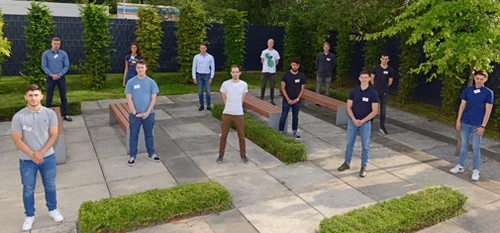 Die neuen Azubis der MC-Bauchemie halten beim traditionellen Gruppenbild vor dem Ausbildungs- und Trainingszentrum der MC-Bauchemie in Bottrop den obligatorischen Corona-bedingten Abstand. <br>© MC-Bauchemie 2025