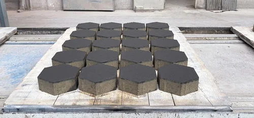 Das neue Zusatzmittel Murasan Hydrotech 802 der MC-Bauchemie eignet sich für die Herstellung von Betonwaren aus erdfeuchtem Beton. Es erhöht die Robustheit des Betons gegenüber Wasserschwankungen und sorgt für eine ausgezeichnete Grünstandfestigkeit auch bei erhöhten Wassergehalten. Dies führt zu einer schnelleren Produktionsgeschwindigkeit und unter gewissen Voraussetzungen zu einem verbesserten Hydratationsgrad des Zements und damit auch zu höheren Druckfestigkeiten. <br>© MC-Bauchemie 2025