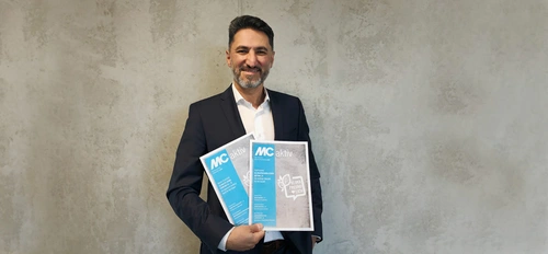 Saki M. Moysidis, Chefredaktreur der MC aktiv, präsentiert das neu designte Magazin der MC-Bauchemie. <br>&copy; MC-Bauchemie 2025