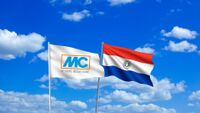 Flagge von MC-Bauchemie und Paraguay auf einem Hintergrund mit Himmel und Wolken