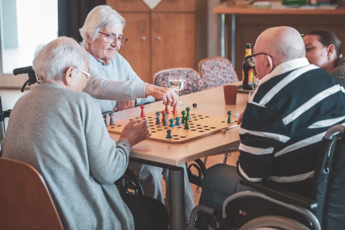 Vier Personen spielen ein Spiel.