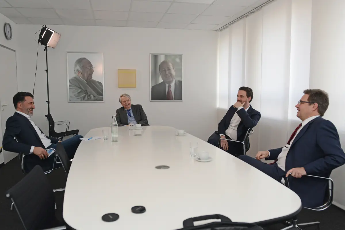 Schnappschuss vom Interview-Set: Saki M. Moysidis, Chefredakteur der MC aktiv, im Gespräch mit Dr. Claus-M- Müller und den beiden MC-Geschäftsführern Nicolaus M. Müller und Dr. Ekkehard zur Mühlen.