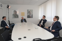 Schnappschuss vom Interview-Set: Saki M. Moysidis, Chefredakteur der MC aktiv, im Gespräch mit Dr. Claus-M- Müller und den beiden MC-Geschäftsführern Nicolaus M. Müller und Dr. Ekkehard zur Mühlen.