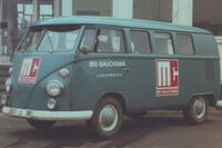 Ein Laborwagen vor dem Hauptgebäude in den 1960er Jahren.