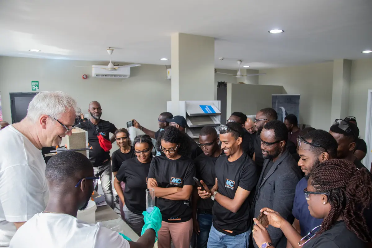Die Demonstration einer Produktanwendung kann auch Spaß machen: Aufmerksam folgen die Teilnehmer der Präsentation von MC-Anwendungstechniker Mario Wollny. 