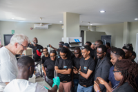 Die Demonstration einer Produktanwendung kann auch Spaß machen: Aufmerksam folgen die Teilnehmer der Präsentation von MC-Anwendungstechniker Mario Wollny. 