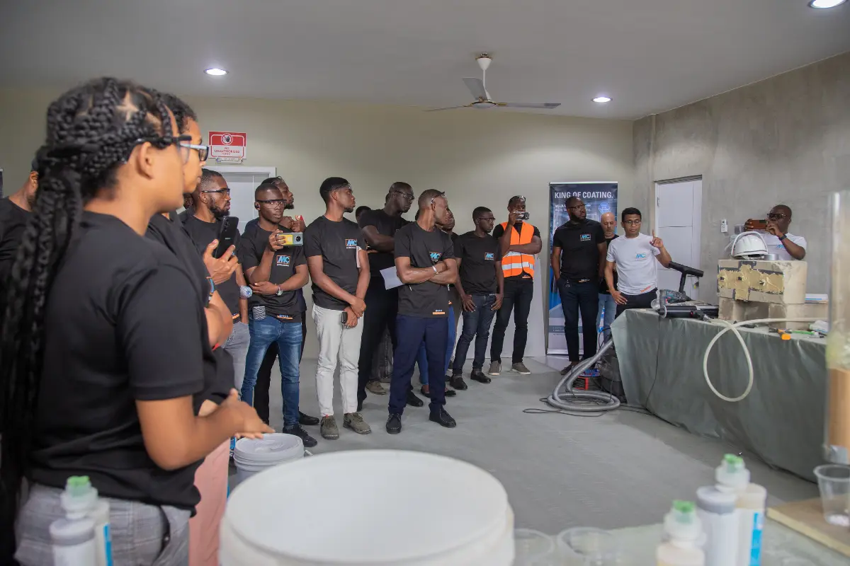 Sumesh Sreedhar, Product Line Manager bei MC, hält einen Vortrag über den Einsatz der Injektionstechnik. 