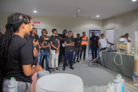 Sumesh Sreedhar, Product Line Manager bei MC, hält einen Vortrag über den Einsatz der Injektionstechnik. 