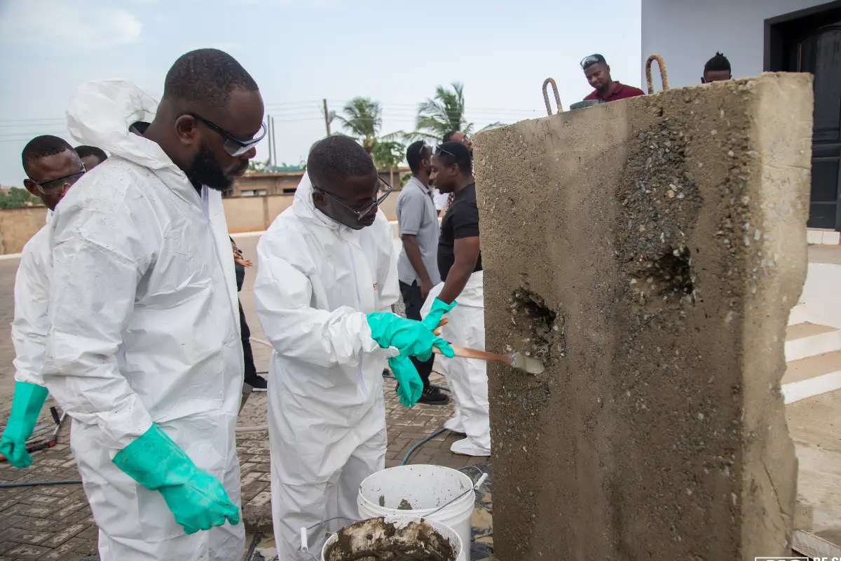 Ziel dieser Schulung war es, den Teilnehmern praktische Erfahrungen zu vermitteln, indem sie die in der Theorie erlernten Reparaturmethoden anwenden und die verschiedenen Produkte und Werkzeuge aus erster Hand testen konnten.