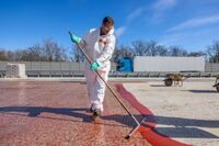 Die Betonoberfläche wird mit MBC-VT 116 der MC-Bauchemie vor Applikation des Kratzspachtels vorbehandelt.