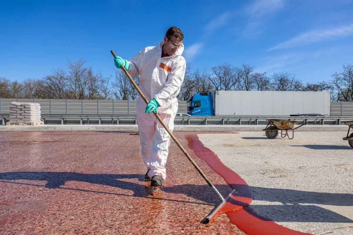 Die Betonoberfläche wird mit MBC-VT 116 der MC-Bauchemie vor Applikation des Kratzspachtels vorbehandelt.