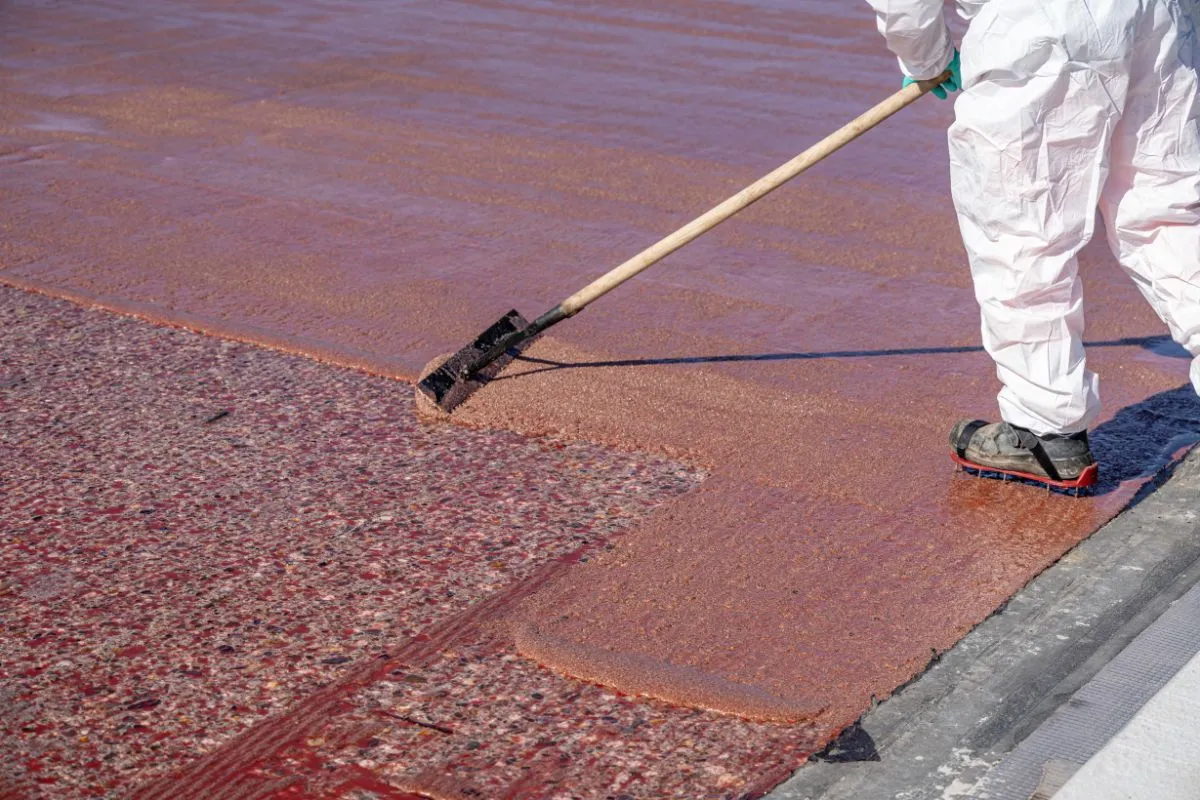 Der Kratzspachtel bestehend aus MBC-VT 116 und Quarzsand wird frisch-in-frisch appliziert.