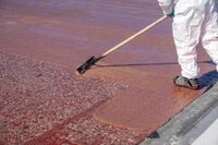 Der Kratzspachtel bestehend aus MBC-VT 116 und Quarzsand wird frisch-in-frisch appliziert.