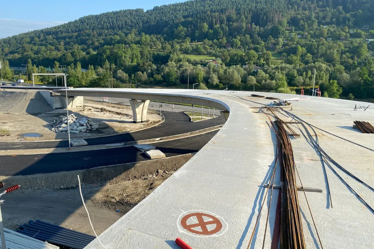Blick auf die Autobahnbrücke