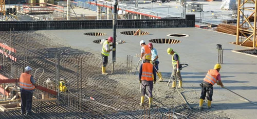 Die neue Produktlinie MC-PowerFlow evo der MC-Bauchemie basiert auf der neuesten MC-Polymerisationstechnologie und bietet der Betonindustrie auch bei den aktuellen und zukünftigen betontechno-logischen Herausforderungen Sicherheit bei der Herstellung von robusten und rheologisch optimierten Betonen. <br>© MC-Bauchemie 2025