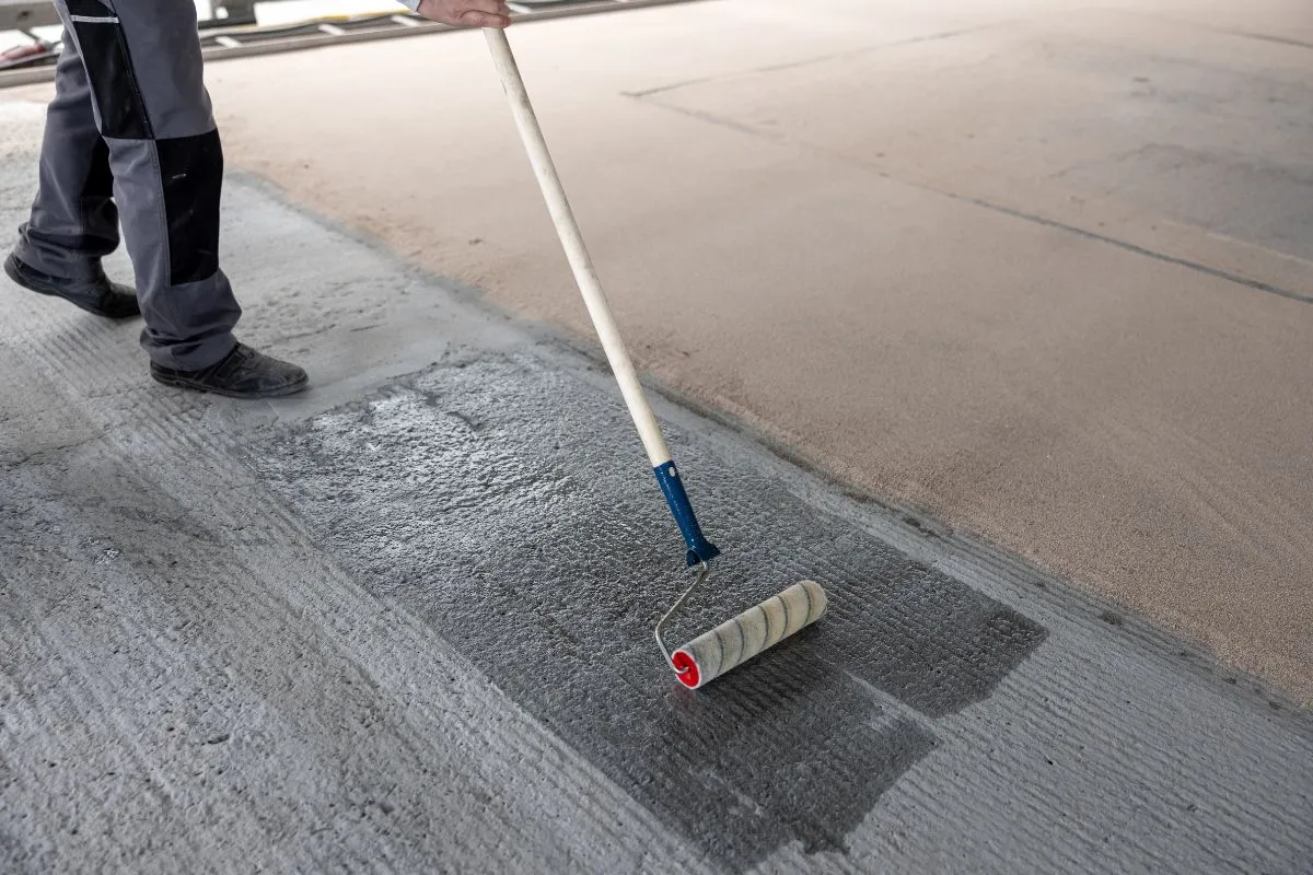 Der MC-DUR KKS Primer LM wird appliziert.