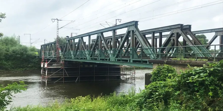 Blick auf die Eisenbahnbrücke Bremen-Burg