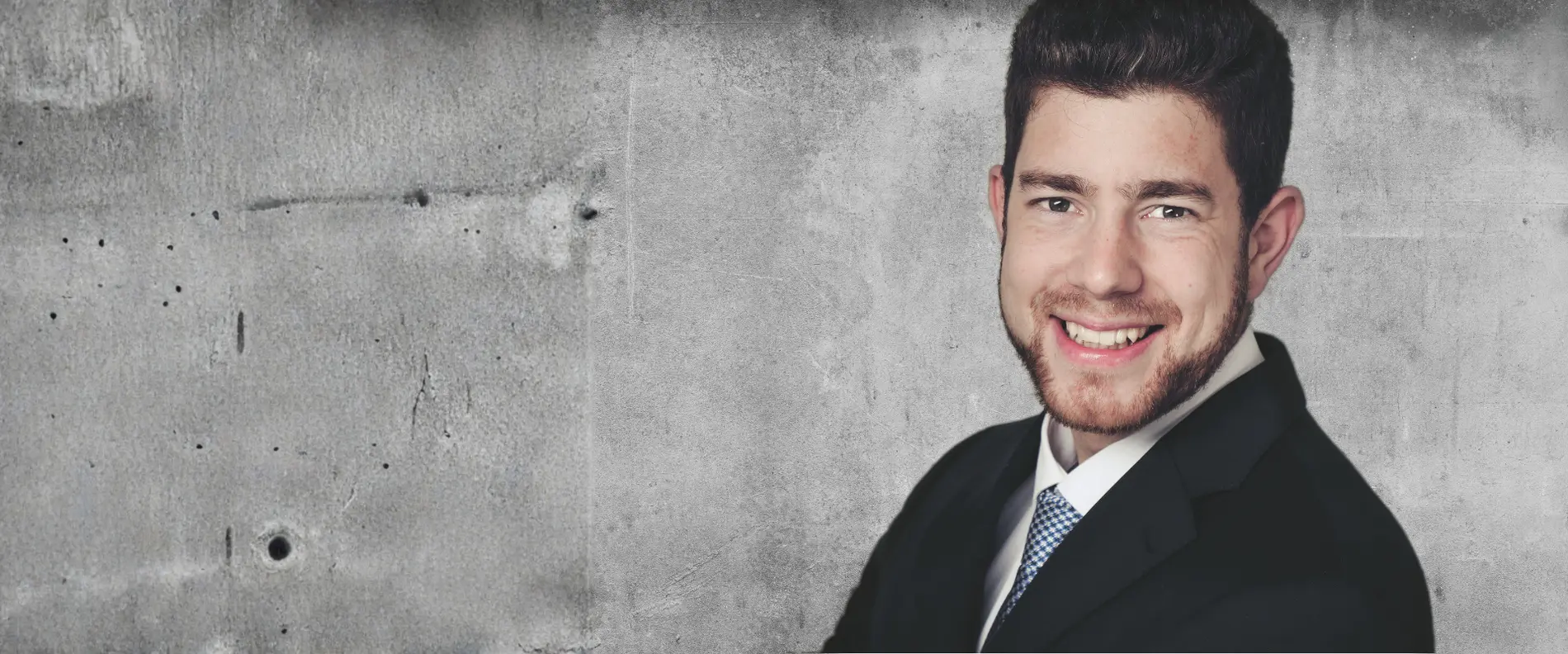 Dr. Jonas Tendyck vor einer Wand