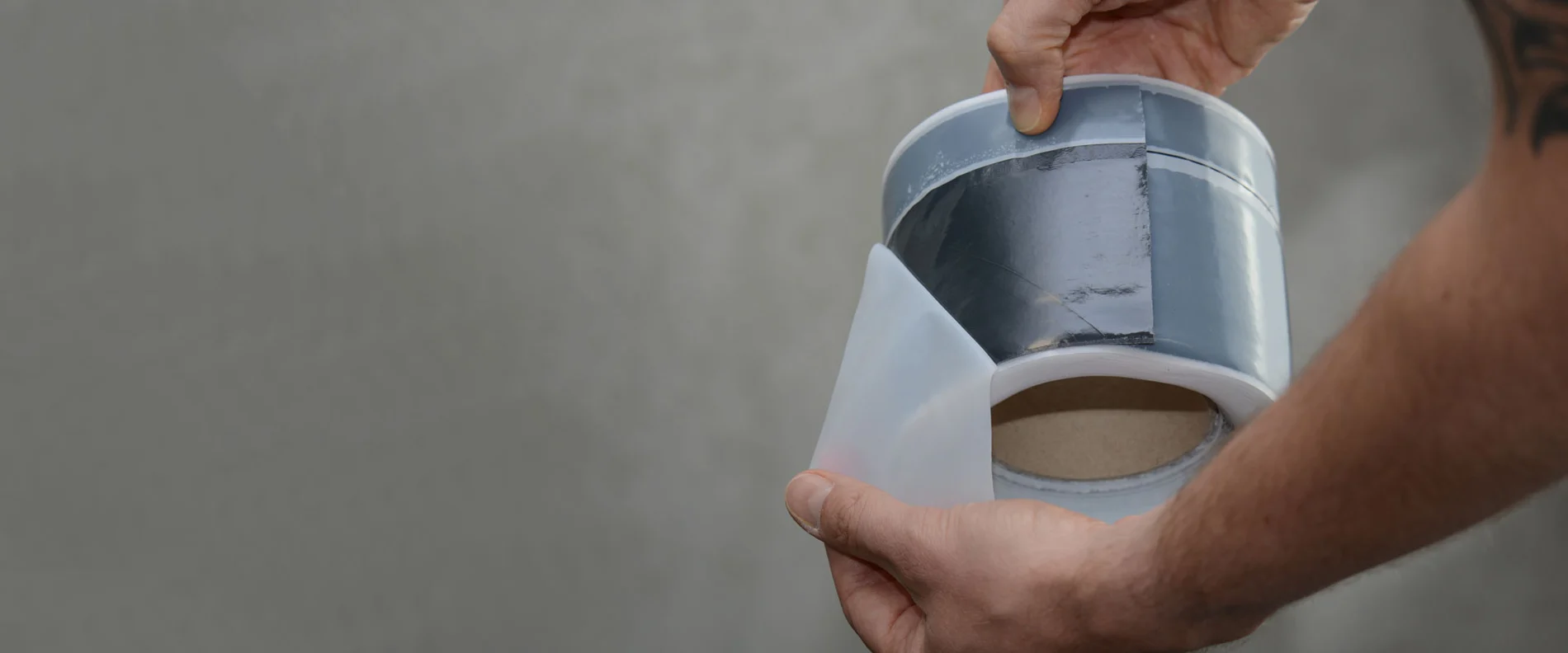 Neues Dichtband zum sicheren Einbinden von Fensterelementen im Sockelbereich