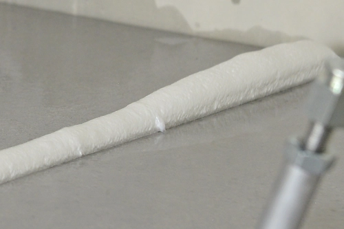 Die einkomponentigen Injektionsprodukte auf Polyurethanbasis können ohne Vor- und Nachinjektion Wasser stoppen - hier MC-Injekt PowerSeal® G in einer Fuge. <br>© MC-Bauchemie 2025