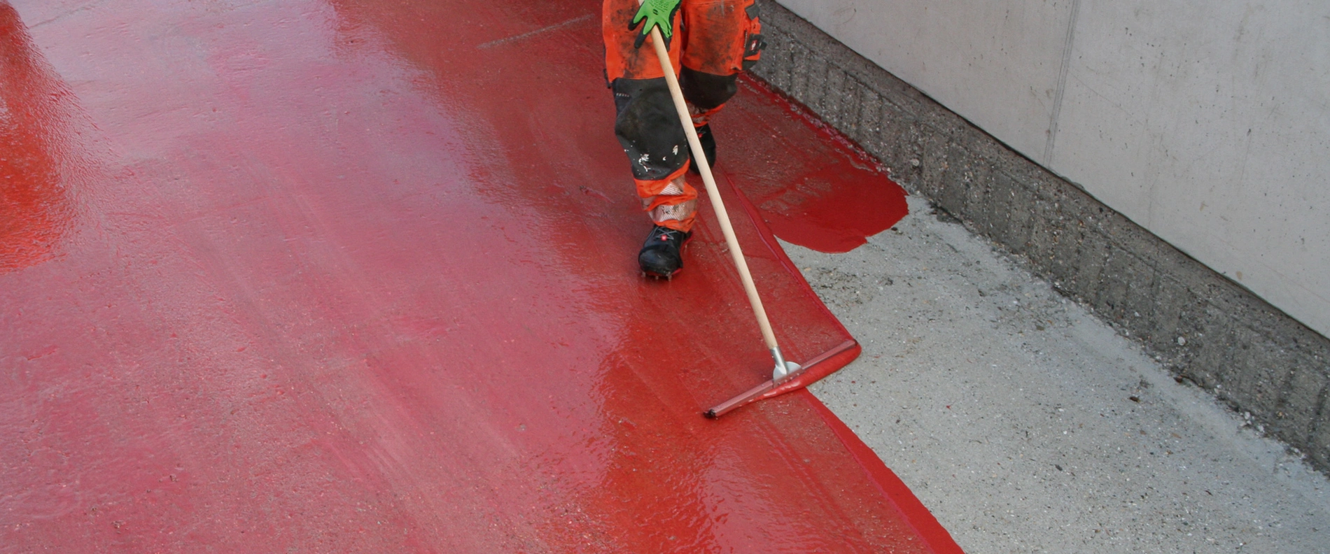 Mit der Versiegelung MC-DUR LF 680 können Brücken, Trogbauwerke und Parkdecks auch im Herbst und Winter schnell komplett abgedichtet werden.
