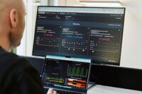 Ein Mann blickt auf zwei Bildschirme untereinander, auf denen die Softwarelösungen von alcemy in Gebrauch sind.