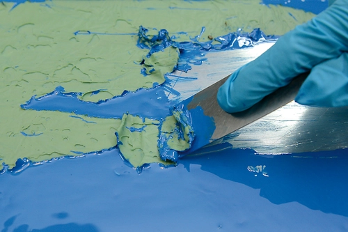 Nach ausreichender Einwirkzeit des Entschichters können auch mehrere Farbschichten in einem Arbeitsgang entfernt werden.