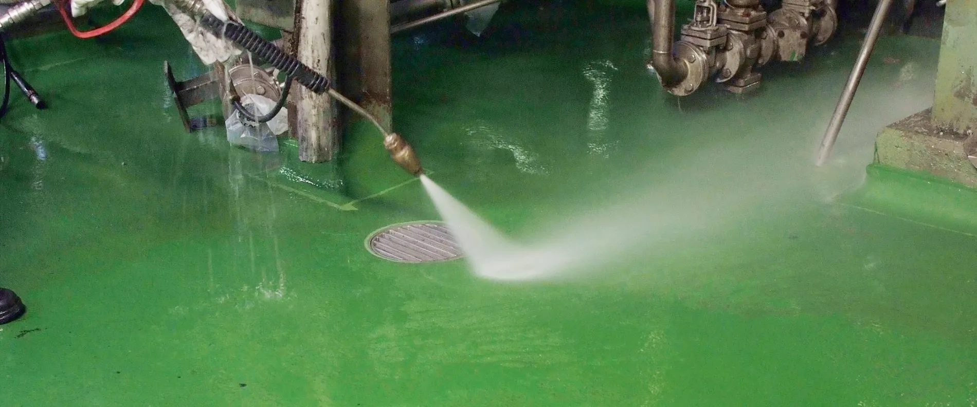 Ein grüner Boden wird gereinigt.