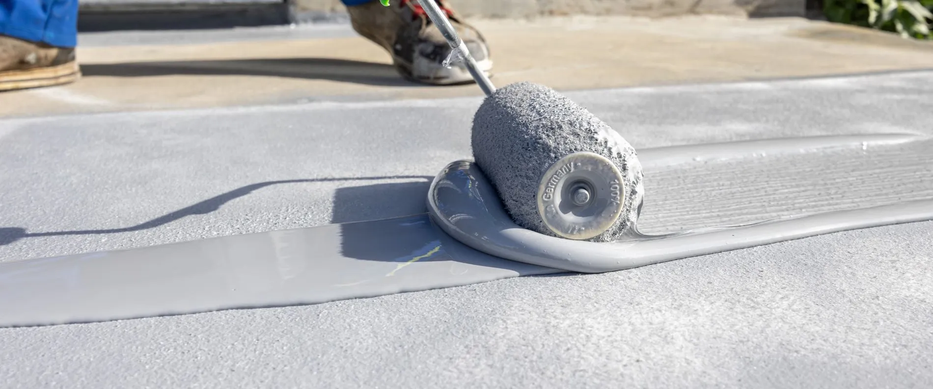Das hochflexible Abdichtungssystem MC-DUR TopSpeed flex plus ist feuchteverträglich im Einbau, UV-beständig und lässt sich bei Temperaturen von 2 °C – 35 °C verarbeiten.