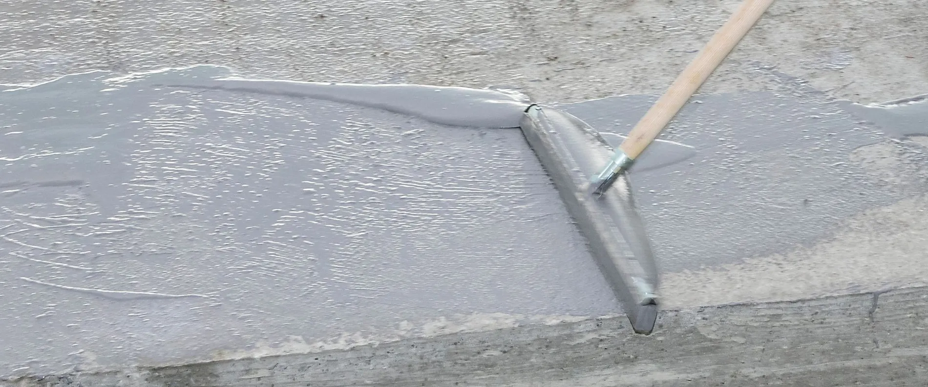 Für einen optimalen Verbund zum Untergrund ist eine Kratzspachtelung auszuführen. Hierzu wird MC-Proof SLM mit einem Gummischieber scharf über den Untergrund gezogen.