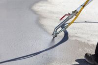 Ein maschineller Auftrag trägt insbesondere auf größeren Flächen zu einer erheblichen Beschleunigung der Abdichtungsarbeiten bei.