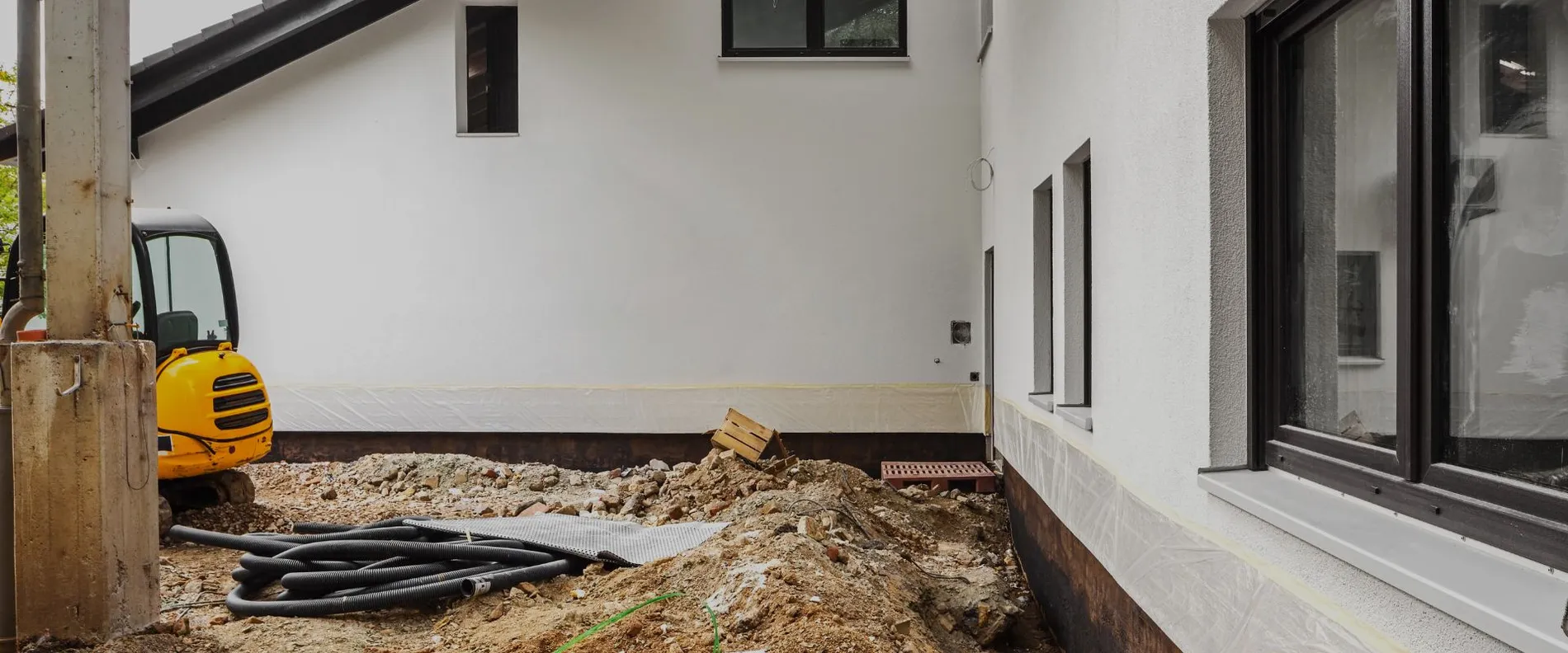 Blick auf eine Baustelle vor einem Haus