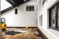 Blick auf eine Baustelle vor einem Haus