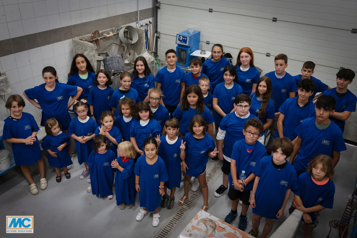 Gruppenbild der Kinder der Mitarbeitenden von MC-Spanien im Betonlabor