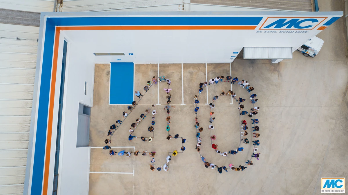 Am Ende des Familientages stellten sich alle Gäste auf dem Außengelände in Form der Zahl 