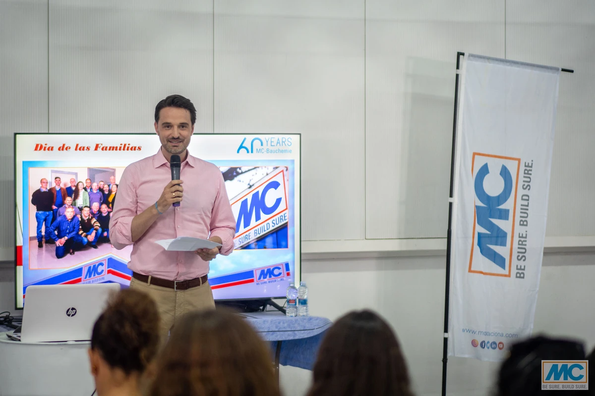 Nach der Begrüßung durch Carlos Safranez Jr. hielt Geschäftsführer Nicolaus M. Müller eine Rede auf Spanisch über die Geschichte der MC-Gruppe und ihr 60-jähriges Bestehen.