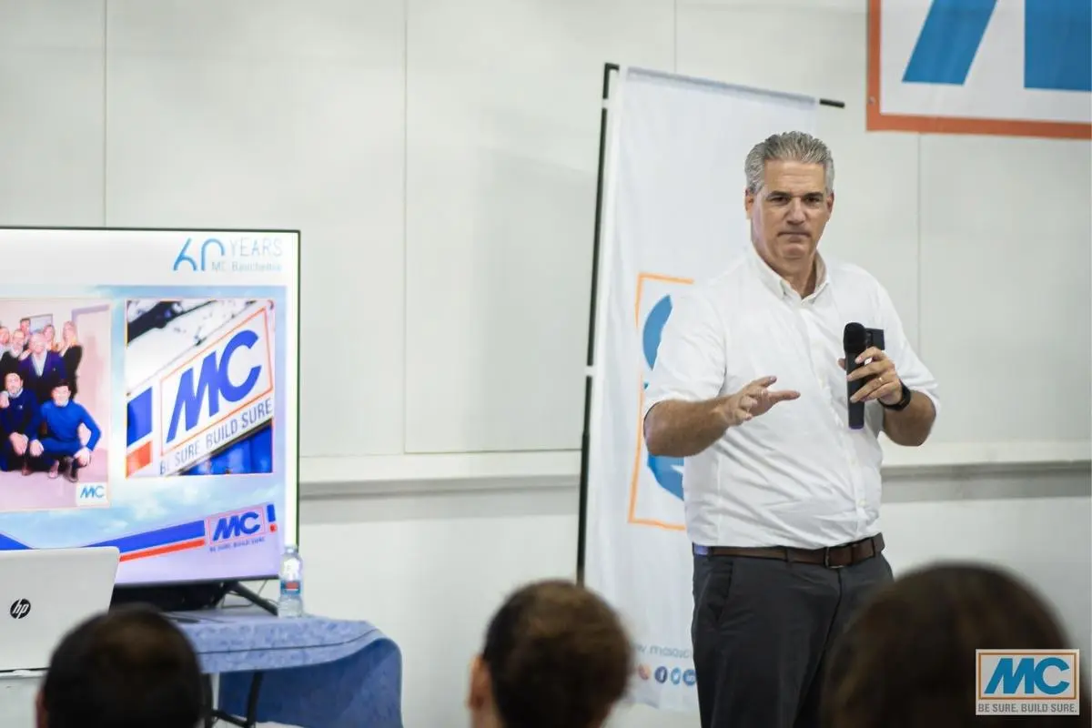 Carlos Safranez Junior hält die Begrüßungsrede