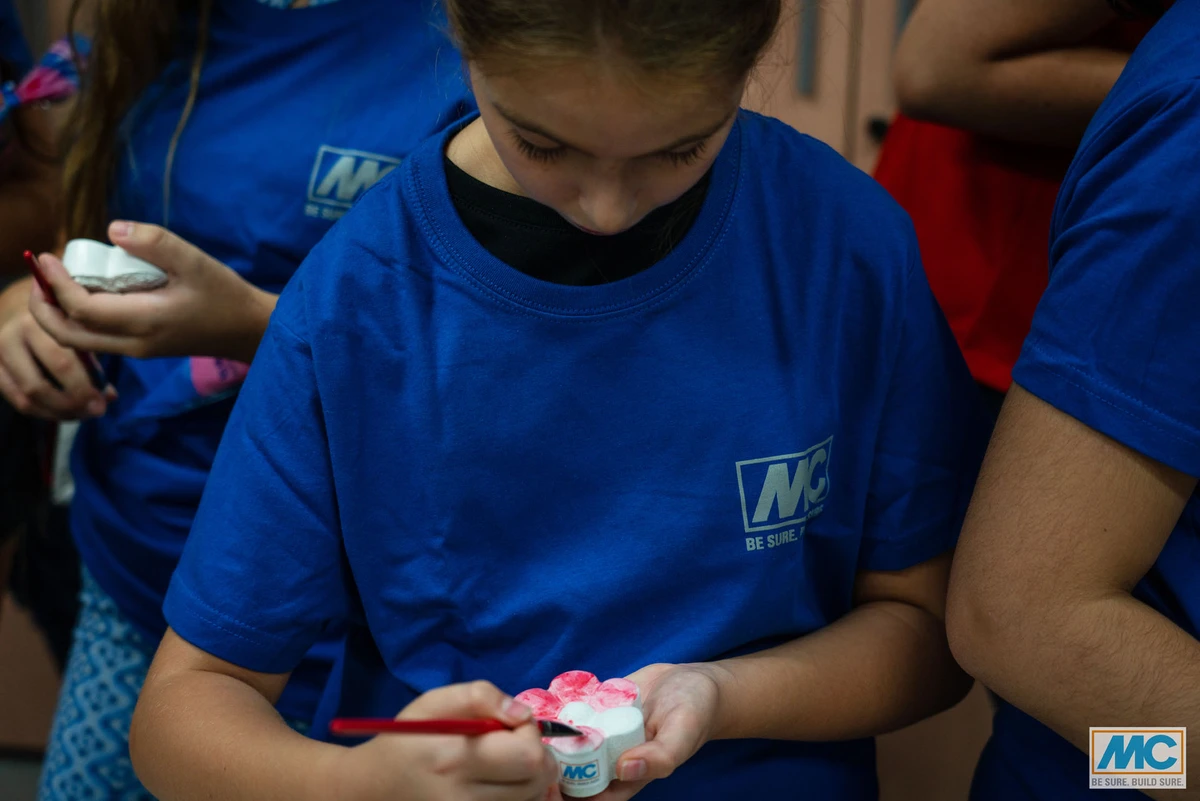 Die Kinder übten, wie man Figuren aus Beton mit dem Bastel Beton von MC modelliert.