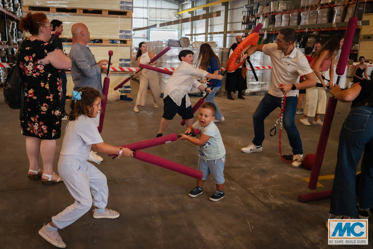 Die Familien mussten bei den Familienspielen mit Plastikäxten kämpfen.