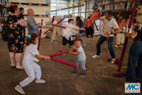 Die Familien mussten bei den Familienspielen mit Plastikäxten kämpfen.