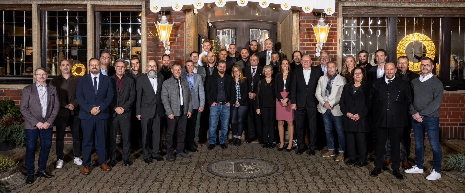 Die Jubilare stehen vor dem Gasthof Berger in Bottrop-Kirchhellen.