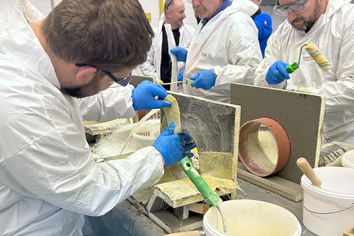 Teilnehmer der Veranstaltung sanieren einen kleinen Schacht