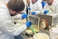 Teilnehmer der Veranstaltung sanieren einen kleinen Schacht