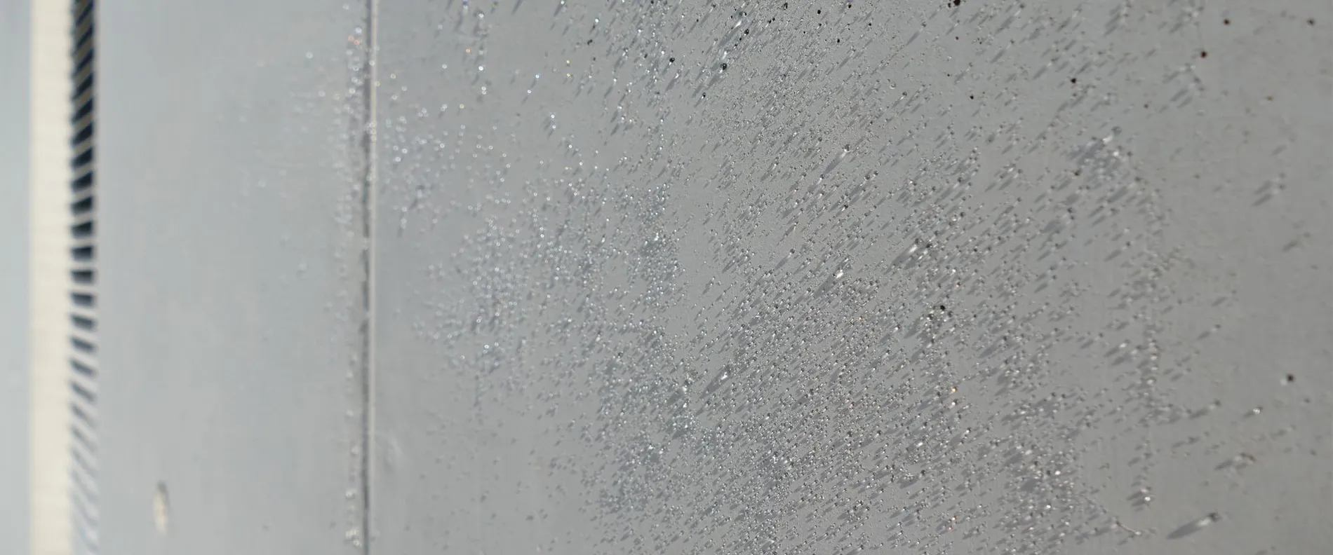 Wasser perlt von einer Betonoberfläche ab