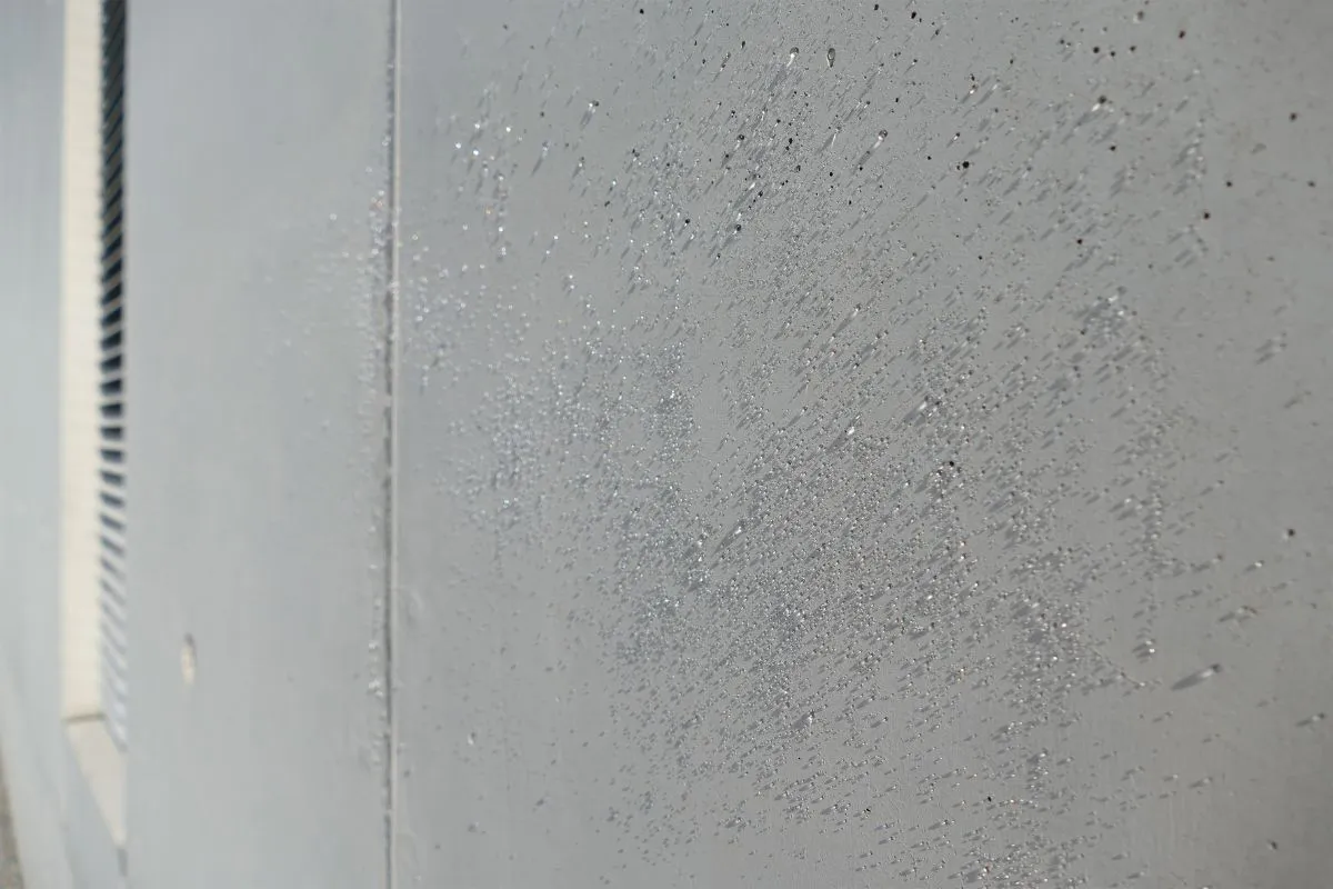 Wasser perlt von einer Betonoberfläche ab