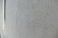 Wasser perlt von einer Betonoberfläche ab