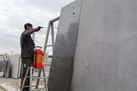 Ein Mann spritzt eine Hydrophobierung auf einen Beton