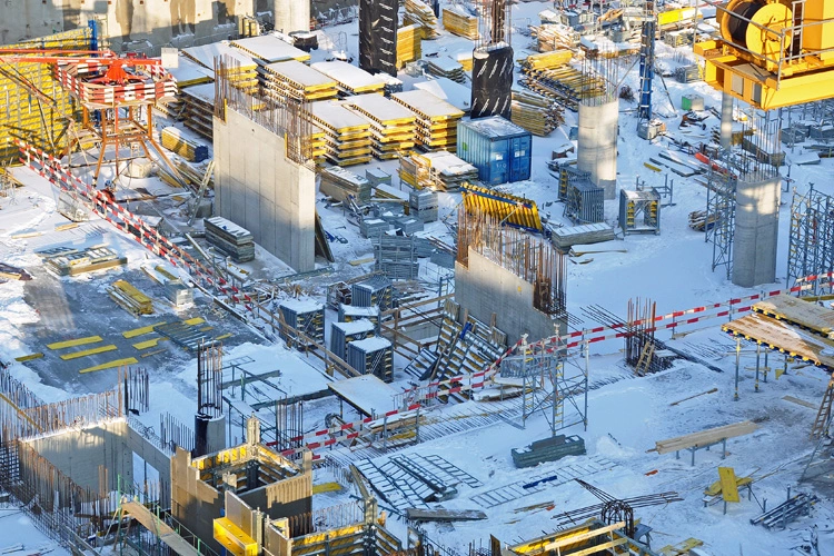 Sicht auf eine Baustelle im Winter