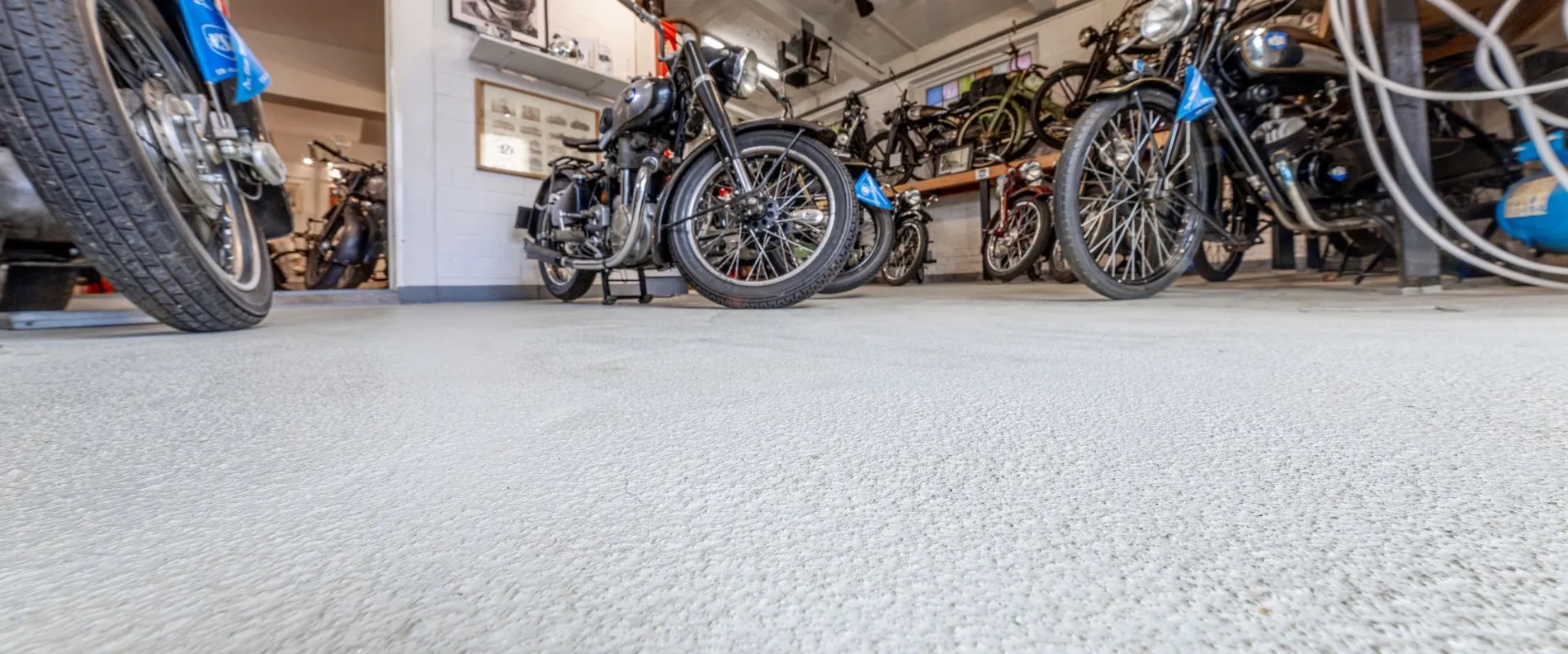 Blick in einen Raum, in dem viele Motorräder stehen.