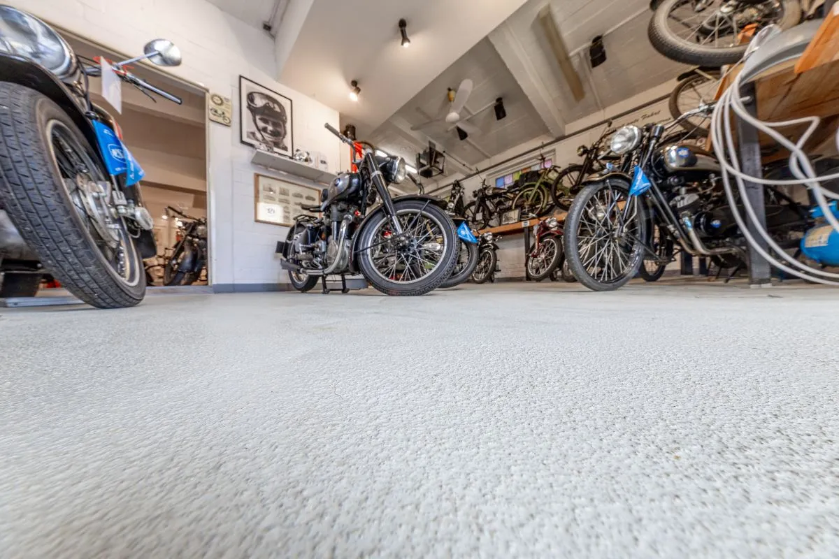 Blick in einen Raum, in dem viele Motorräder stehen.